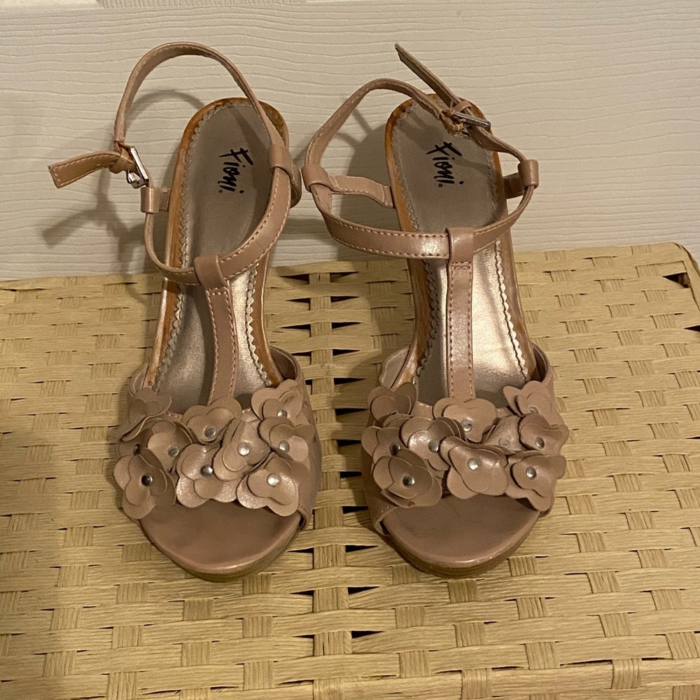 Tan Flower 4” Heels, Size 7